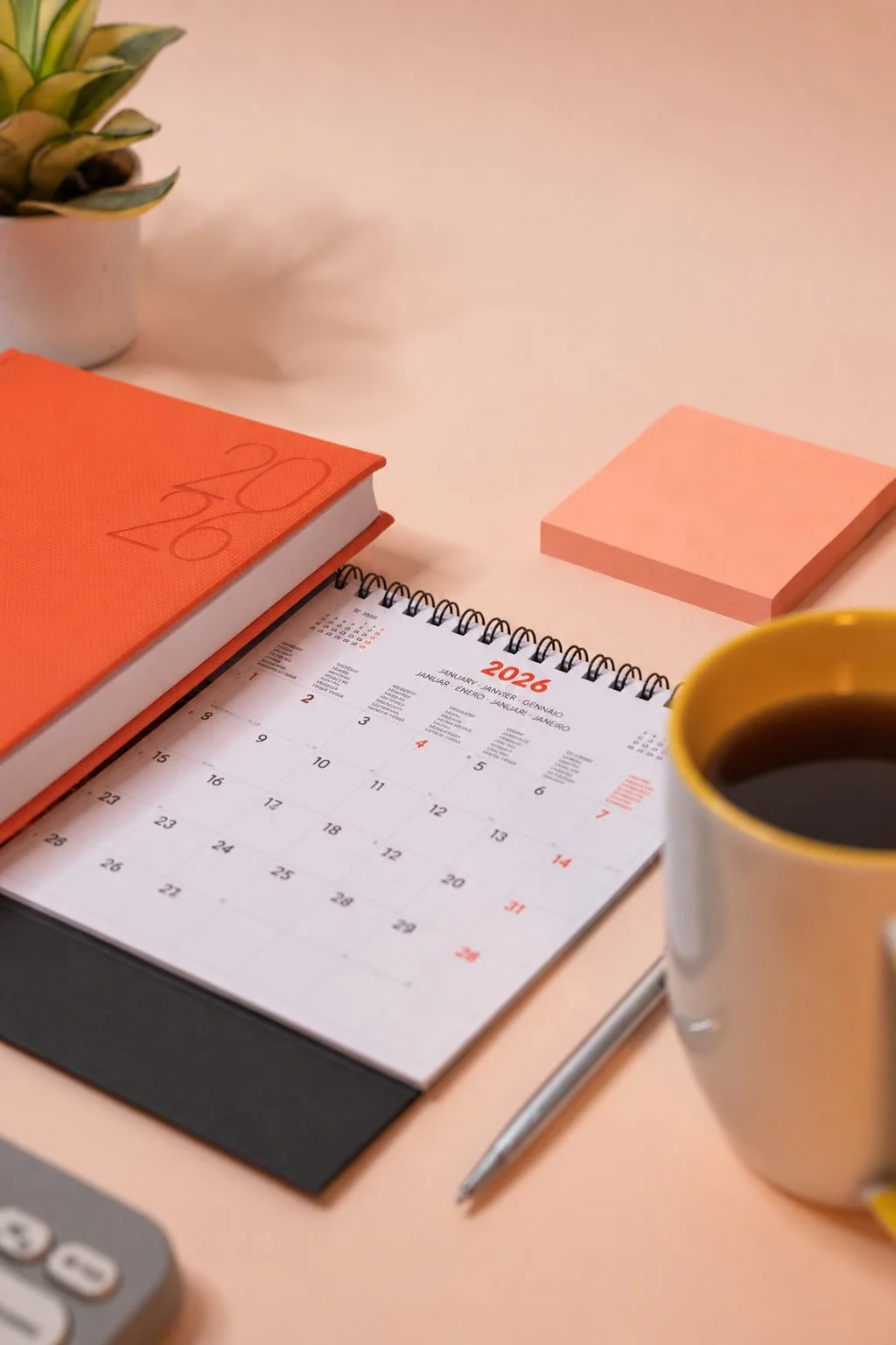 Bureau avec agenda, calendrier et tasse de café