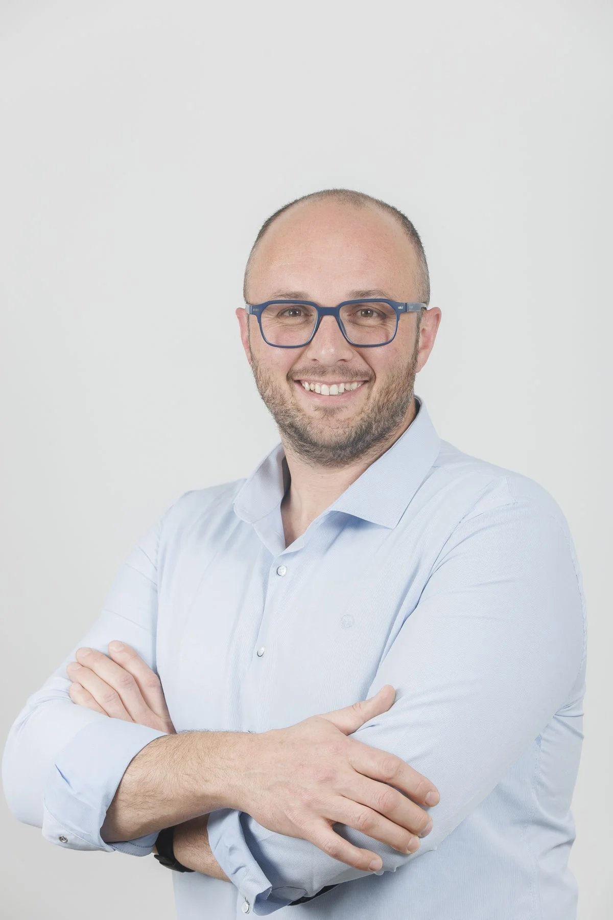 Portrait du fondateur d’Esthella, souriant, bras croisés