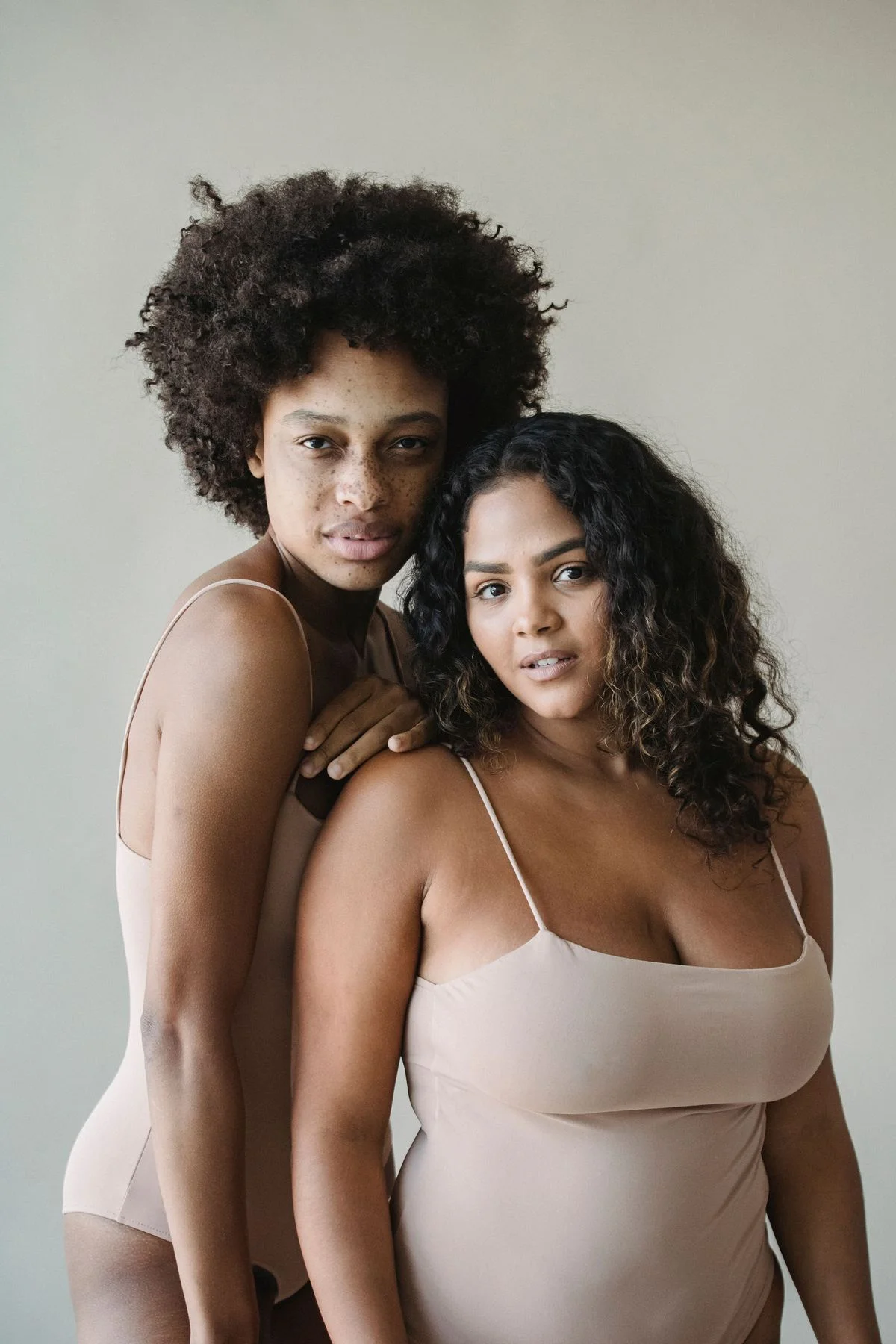 Deux femmes aux carnations différentes, complices